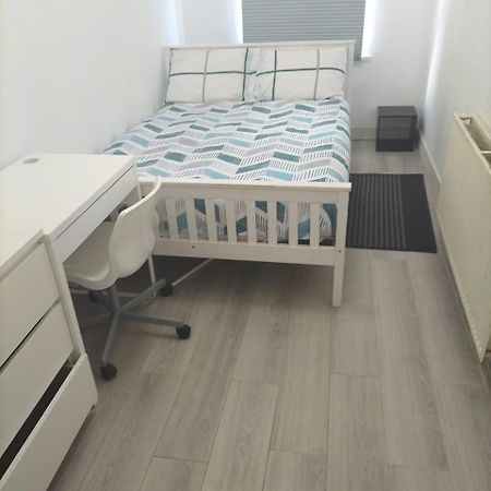 Comfortable Double Bed Located Near City Centre, Suitable For Contractors Health Care Professionals Or Long Business Stays In Coventry Or Delightful Holidays In Coventry Or Within The West Midlands Area Free Wifi Tea And Coffee Provided 외부 사진