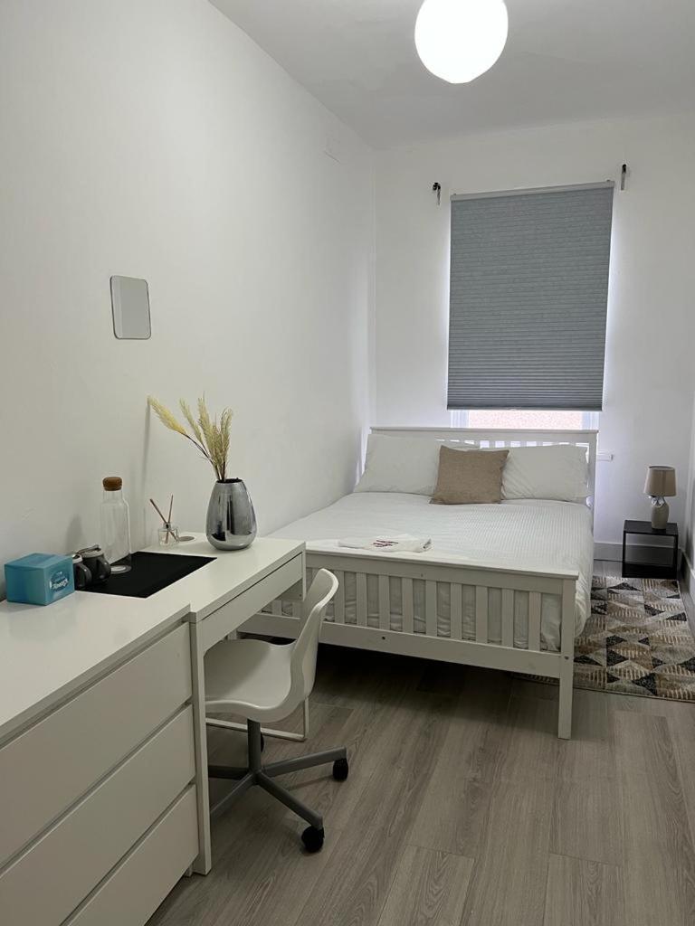 Comfortable Double Bed Located Near City Centre, Suitable For Contractors Health Care Professionals Or Long Business Stays In Coventry Or Delightful Holidays In Coventry Or Within The West Midlands Area Free Wifi Tea And Coffee Provided 외부 사진